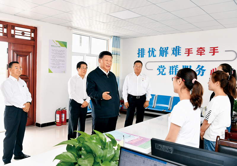 2019年8月19日至22日，中共中央總書記、國家主席、中央軍委主席習(xí)近平在甘肅考察。這是21日上午，習(xí)近平在武威市古浪縣黃花灘生態(tài)移民區(qū)富民新村黨群服務(wù)中心考察。 新華社記者 謝環(huán)馳/攝