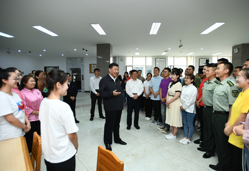 7月15日至16日，中共中央總書(shū)記、國(guó)家主席、中央軍委主席習(xí)近平在內(nèi)蒙古考察并指導(dǎo)開(kāi)展“不忘初心、牢記使命”主題教育。這是16日上午，習(xí)近平在內(nèi)蒙古大學(xué)圖書(shū)館同學(xué)生們親切交談，勉勵(lì)他們志存高遠(yuǎn)、腳踏實(shí)地、發(fā)奮圖強(qiáng)。