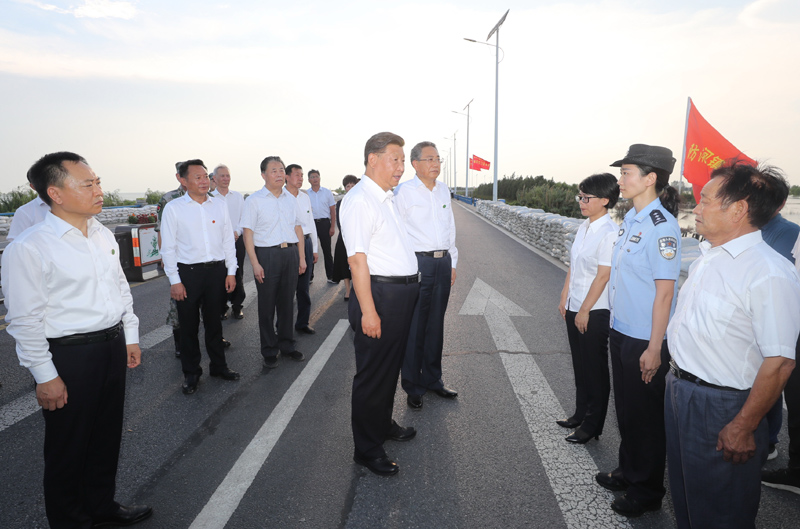 8月18日至21日，中共中央總書記、國家主席、中央軍委主席習(xí)近平在安徽省考察。這是19日下午，習(xí)近平在合肥市肥東縣十八聯(lián)圩生態(tài)濕地蓄洪區(qū)巢湖大堤上，親切看望慰問在防汛抗洪救災(zāi)斗爭中犧牲同志的家屬。