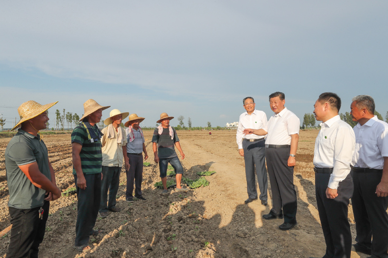 8月18日至21日，中共中央總書記、國家主席、中央軍委主席習(xí)近平在安徽省考察。這是18日下午，習(xí)近平在阜陽市阜南縣蒙洼蓄洪區(qū)，同正在退水地塊補(bǔ)種蔬菜的鄉(xiāng)親們親切交流。