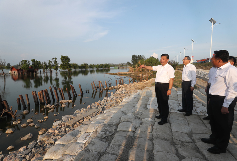 8月18日至21日，中共中央總書記、國家主席、中央軍委主席習(xí)近平在安徽省考察。這是19日下午，習(xí)近平在合肥市肥東縣十八聯(lián)圩生態(tài)濕地蓄洪區(qū)巢湖大堤羅家疃段考察，了解巢湖主要圩口分洪和蓄洪區(qū)受災(zāi)情況。