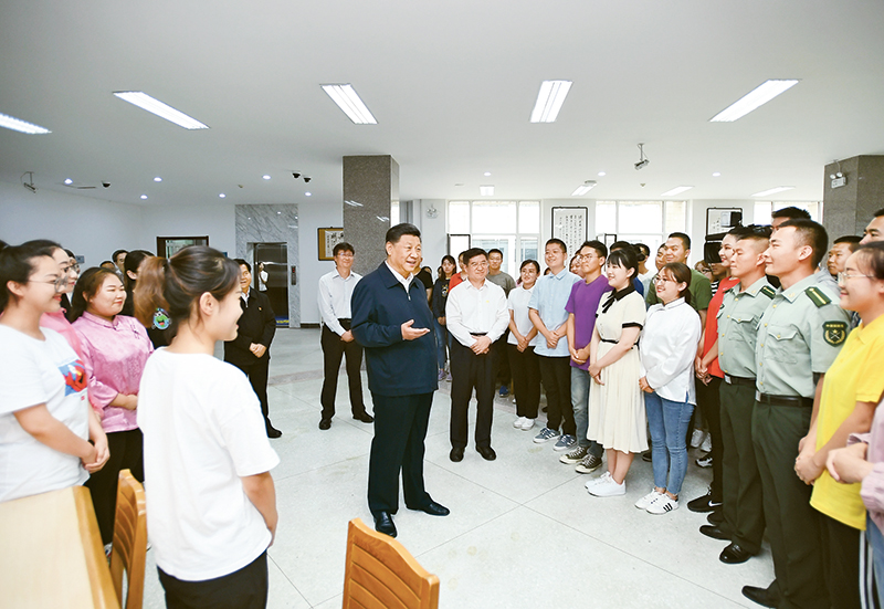 2019年7月15日至16日，中共中央總書記、國家主席、中央軍委主席習(xí)近平在內(nèi)蒙古考察并指導(dǎo)開展“不忘初心、牢記使命”主題教育。這是16日上午，習(xí)近平在內(nèi)蒙古大學(xué)圖書館同學(xué)生們親切交談，勉勵他們志存高遠、腳踏實地、發(fā)奮圖強。 新華社記者 謝環(huán)馳/攝