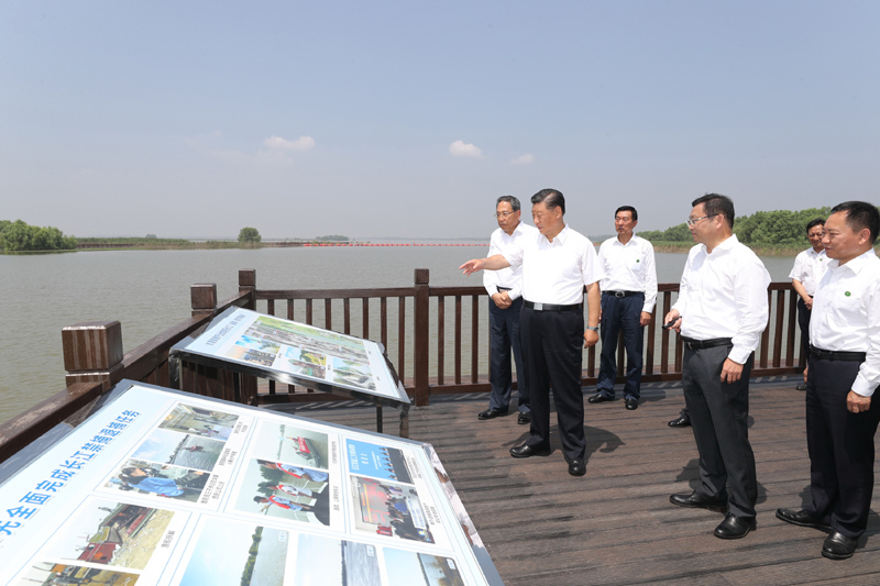 8月18日至21日，中共中央總書記、國家主席、中央軍委主席習(xí)近平在安徽省考察。這是19日上午，習(xí)近平在馬鞍山市薛家洼生態(tài)園，了解馬鞍山市長江岸線綜合整治和生態(tài)環(huán)境保護(hù)修復(fù)等情況。