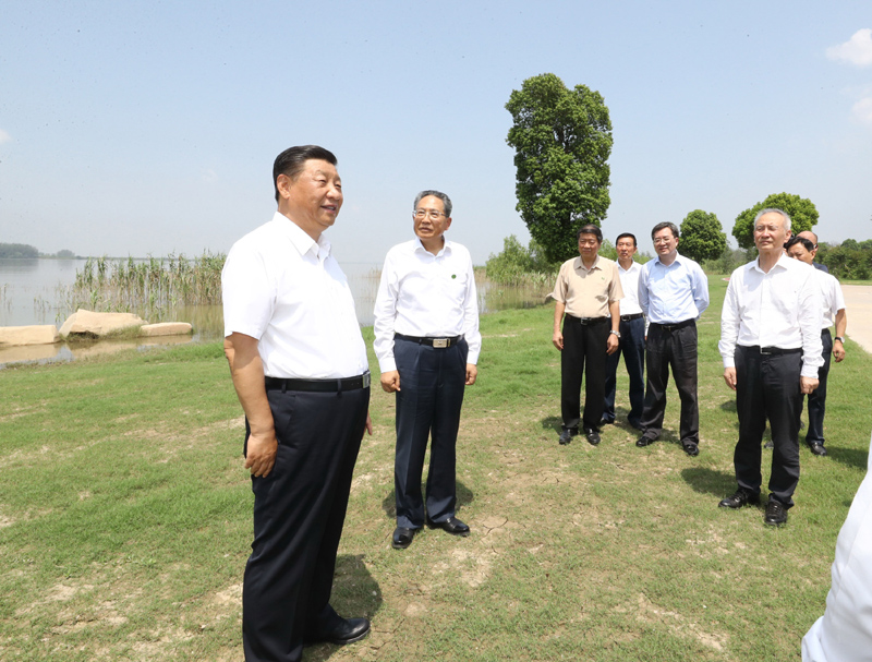 8月18日至21日，中共中央總書記、國家主席、中央軍委主席習(xí)近平在安徽省考察。這是19日上午，習(xí)近平在馬鞍山市薛家洼生態(tài)園，察看長江水情水勢和岸線生態(tài)環(huán)境。